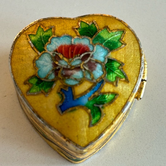 Petite Cloisonné heart shaped trinket box hand painted with flowers and etched - Picture 1 of 7